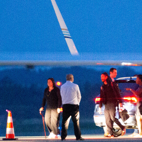 L'ancien président des Etats-Unis Barack Obama arrive en famille à l'aéroport de Avignon le 14 juin 2019.