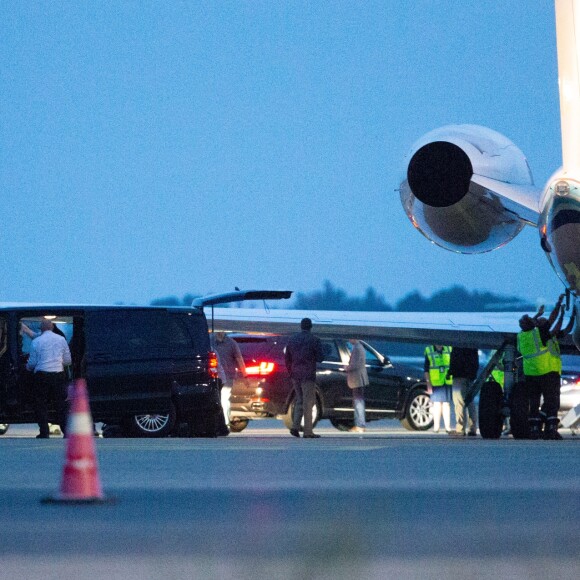 L'ancien président des Etats-Unis Barack Obama arrive en famille à l'aéroport de Avignon le 14 juin 2019.