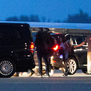 L'ancien président des Etats-Unis Barack Obama arrive en famille à l'aéroport de Avignon le 14 juin 2019.