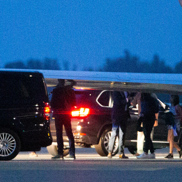 L'ancien président des Etats-Unis Barack Obama arrive en famille à l'aéroport de Avignon le 14 juin 2019.