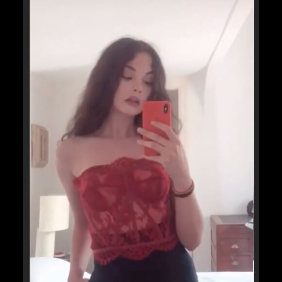 Deva cassel pose en dentelle rouge sur son compte Instagram le 16 juin 2019.