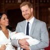 Le prince Harry et Meghan Markle, duc et duchesse de Sussex, présentent leur fils Archie Harrison Mountbatten-Windsor dans le hall St George au château de Windsor le 8 mai 2019.