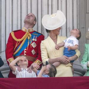 Le prince William, duc de Cambridge, et Catherine (Kate) Middleton, duchesse de Cambridge, le prince George de Cambridge la princesse Charlotte de Cambridge, le prince Louis de Cambridge - La famille royale au balcon du palais de Buckingham lors de la parade Trooping the Colour 2019, célébrant le 93ème anniversaire de la reine Elisabeth II, Londres, le 8 juin 2019.