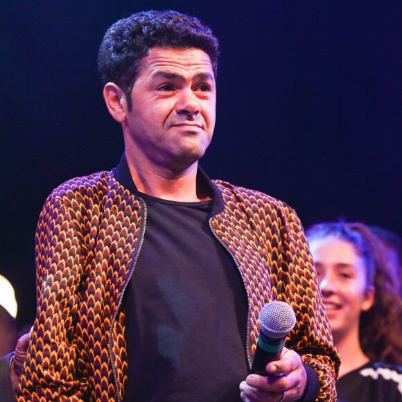 Jamel Debbouze - Finale du Trophée d'Impro Culture & Diversité, au Théâtre de la Madeleine Paris le 27 mai 2019. Le Trophée d'Impro Culture & Diversité a été créé à l'initiative de Marc Ladreit de Lacharrière, Président de la Fondation Cutlure & Diversité et de J.Debbouze, il y a 9 ans avec la Compagnie Déclic Théâtre. 65 collèges, en majorité en éducation prioritaire ou en zone rurale mais permettant aussi la mixité sociale, des 16 territoires d'Ardèche, Bordeaux, Brest, Chenôve, Grasse, les Hauts-de-France, Limoges, Lyon, la Meurthe-et-Moselle, Paris, Rennes, Rochefort, la Savoie, Toulouse, Trappes et le Vaucluse participent à ce trophée national de matchs d'improvisation théâtrale. L'improvisation est un véritable outil d'épanouissement personnel et de vivre-ensemble, de développement de la maîtrise de la langue et de la culture générale, de respect de l'autre. Les collégiens de Vaucluse ont remporté la finale. Plus de 500 personnes ont assisté à ce spectacle qui met en lumière la pratique de l'improvisation théâtrale dans le cadre de l'éducation artistique et culturelle. Les jeunes ont pu rivaliser d'imagination et d'éloquence et faire jouer l'esprit d'équipe, afin de remporter les suffrages du public. Le Trophée d'Impro Culture & Diversité s'associe à l'opération Dis-moi dix mots, opération de sensibilisation à la langue française organisée par le ministère de la Culture. Le groupe ID Logistics, leader européen de la logistique contractuelle, soutient le Trophée d'Impro. © Coadic Guirec / Bestimage