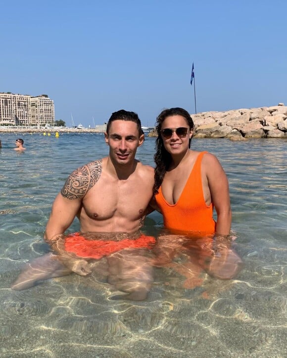 Michaël Ducruet (fils de Daniel Ducruet et de Martine Malbouvier) et sa compagne Oriana sur la plage au Cap d'Ail, photo Instagram du 26 juin 2019.
