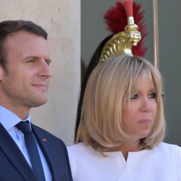 Le président de la République française Emmanuel Macron et sa femme, la première dame Brigitte Macron (Trogneux) raccompagnent après un entretien le président du Guatemala Jimmy Morales et sa femme, la première dame Hilda Patricia Morales au palais de l'Elysée à Paris, France, le 8 juin 2017. © Giancarlo Gorassini/Bestimage