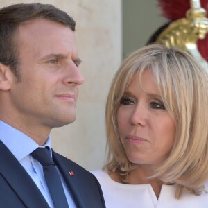 Le président de la République française Emmanuel Macron et sa femme, la première dame Brigitte Macron (Trogneux) raccompagnent après un entretien le président du Guatemala Jimmy Morales et sa femme, la première dame Hilda Patricia Morales au palais de l'Elysée à Paris, France, le 8 juin 2017. © Giancarlo Gorassini/Bestimage