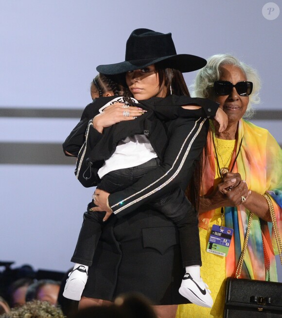 Lauren London avec sa fille Cameron et sa mère, sur scène lors de la 7ème cérémonie des "BET Awards" au Staples Center à Los Angeles, le 23 juin 2019.