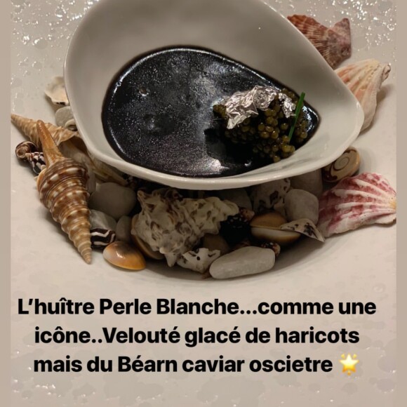 Image du dîner de Laeticia Hallyday, ses filles Jade et Joy et leur parrain Jean Reno au restaurant Marsan d'Hélène Darroze, en juin 2019 à Paris.