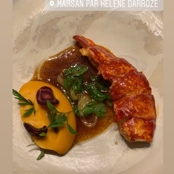 Image du dîner de Laeticia Hallyday, ses filles Jade et Joy et leur parrain Jean Reno au restaurant Marsan d'Hélène Darroze, en juin 2019 à Paris.