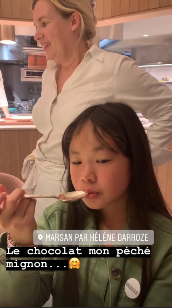Jean Reno, Laeticia Hallyday et ses filles Jade et Joy découvrent le nouveau restaurant de leur amie Hélène Darroze à Paris, Marsan, le 25 juin 2019.