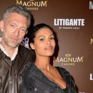 Exclusif - Vincent Cassel et sa femme Tina Kunakey lors de l'after-party Magnum du film "Les Misérables" et du film "Litigante" dans une villa lors du 72ème Festival International du Film de Cannes, France, le 15 mai 2019. Le 1er long-métrage de L.Ly, présenté en compétition au Festival de Cannes – Les Misérables (Le Pacte – Wild Bunch) – fait forte impression à la villa Magnum ! Membre du collectif Kourtrajmé, le réalisateur engagé L.Ly a démarré sa carrière en tournant des courts-métrages avec ses amis d'alors, notamment K.Chapiron et R.Gavras. Ont suivi plusieurs documentaires, tels que 365 jours à Clichy- Montfermeil, réalisé dans son quartier et consacré aux émeutes de 2005, puis le docu-fiction Go Fast Connection (2008) qui dénonçait le traitement médiatique de la banlieue. Très remarqué avec le documentaire À voix haute, coréalisé avec S.de Freitas et nominé au César 2018 de sa catégorie, L.Ly signe ici son premier long-métrage de fiction, Les Misérables, relecture élargie du court-métrage auquel il avait donné son nom, nominé au César 2018 et primé à Clermont-Ferrand l'année précédente. Pour ce film, Ly s'est entouré du même trio d'acteurs qui reprennent leurs rôles respectifs pour cette plus vaste aventure : D.Bonnard (prix des Lumières2017 de la Révélation pour Rester vertical), A.Manenti (L'Enkas, 9 doigts) et D.Zonga (C'est tout pour moi). L'histoire est centrée sur Stéphane (D.Bonnard), tout juste arrivé de Cherbourg qui intègre la brigade anticriminalité de Montfermeil, dans le 93. Il y fait la connaissance de ses nouveaux coéquipiers, Chris (A.Manenti) et Gwada (D.Zonga), deux "Bacqueux" d'expérience dont les méthodes frôlent parfois les limites. Il va alors rapidement découvrir les tensions entre les différents groupes du quartier. Tandis qu'ils se trouvent débordés lors d'une interpellation, un drone se met à filmer leurs moindres faits et gestes... C'est avec toute l'équipe de son film que le réalisateur est venu célébrer la présentation de son premier long-métrage à Cannes lors d'une soirée à la villa Magnum. © Veeren/Bestimage