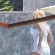 Exclusif - Pamela Anderson et Adil Rami sur le balcon de leur maison à Malibu, Los Angeles, le 9 juin 2019.