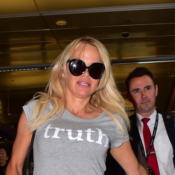 Pamela Anderson arrive à l'aéroport de Los Angeles (LAX) sur un vol en provenance de Paris. Los Angeles, le 26 juin 2019.