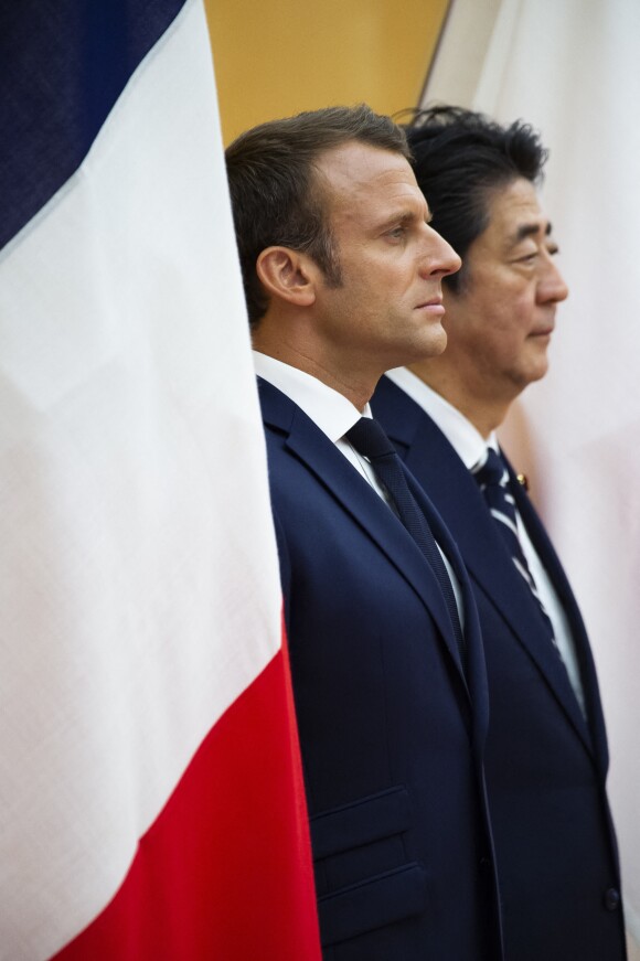 Le Premier ministre japonais Shinzo Abe accueille le président de la République française Emmanuel Macron lors d'une cérémonie officielle à la résidence officielle du Premier ministre, Kantei, à Tokyo, Japon, le 26 juin 2019. © Eliot Blondet/Pool/Bestimage