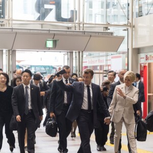 Le président de la République française Emmanuel Macron et sa femme la Première Dame Brigitte Macron arrivent à la gare de Tokyo pour prendre le Shinkansen, le train à grande vitesse japonais, à destination de Kyoto, Japon, le 27 juin 2019. © Jacques Witt/Pool/Bestimage