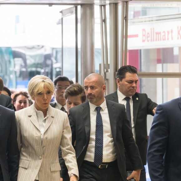 Le président de la République française Emmanuel Macron et sa femme la Première Dame Brigitte Macron arrivent à la gare de Tokyo pour prendre le Shinkansen, le train à grande vitesse japonais, à destination de Kyoto, Japon, le 27 juin 2019. © Jacques Witt/Pool/Bestimage