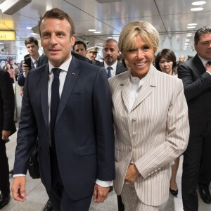 Le président de la République française Emmanuel Macron et sa femme la Première Dame Brigitte Macron arrivent à la gare de Tokyo pour prendre le Shinkansen, le train à grande vitesse japonais, à destination de Kyoto, Japon, le 27 juin 2019. © Jacques Witt/Pool/Bestimage