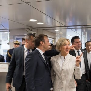 Le président de la République française Emmanuel Macron et sa femme la Première Dame Brigitte Macron arrivent à la gare de Tokyo pour prendre le Shinkansen, le train à grande vitesse japonais, à destination de Kyoto, Japon, le 27 juin 2019. © Jacques Witt/Pool/Bestimage