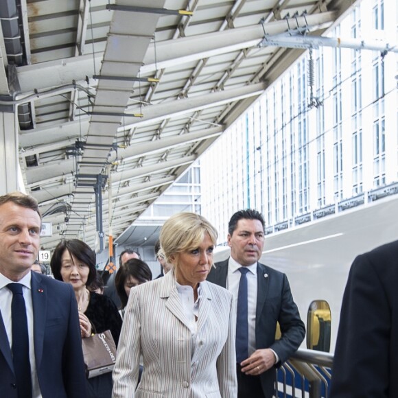 Le président de la République française Emmanuel Macron et sa femme la Première Dame Brigitte Macron arrivent à la gare de Tokyo pour prendre le Shinkansen, le train à grande vitesse japonais, à destination de Kyoto, Japon, le 27 juin 2019. © Eliot Blondet/Pool/Bestimage