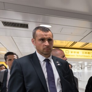 Le président de la République française Emmanuel Macron et sa femme la Première Dame Brigitte Macron arrivent à la gare de Tokyo pour prendre le Shinkansen, le train à grande vitesse japonais, à destination de Kyoto, Japon, le 27 juin 2019. © Jacques Witt/Pool/Bestimage