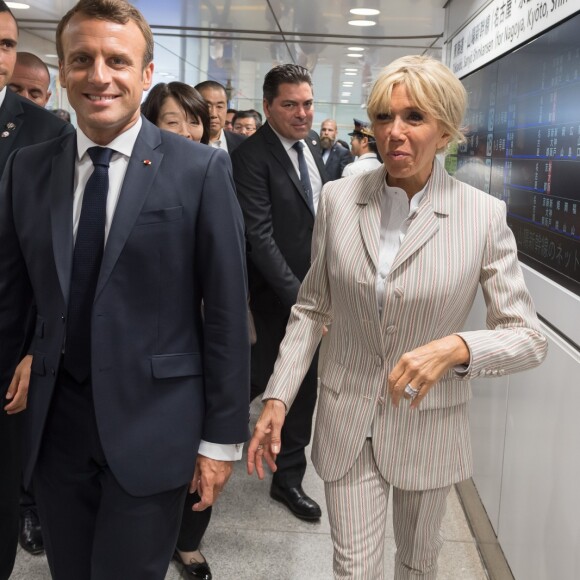 Le président de la République française Emmanuel Macron et sa femme la Première Dame Brigitte Macron arrivent à la gare de Tokyo pour prendre le Shinkansen, le train à grande vitesse japonais, à destination de Kyoto, Japon, le 27 juin 2019. © Jacques Witt/Pool/Bestimage