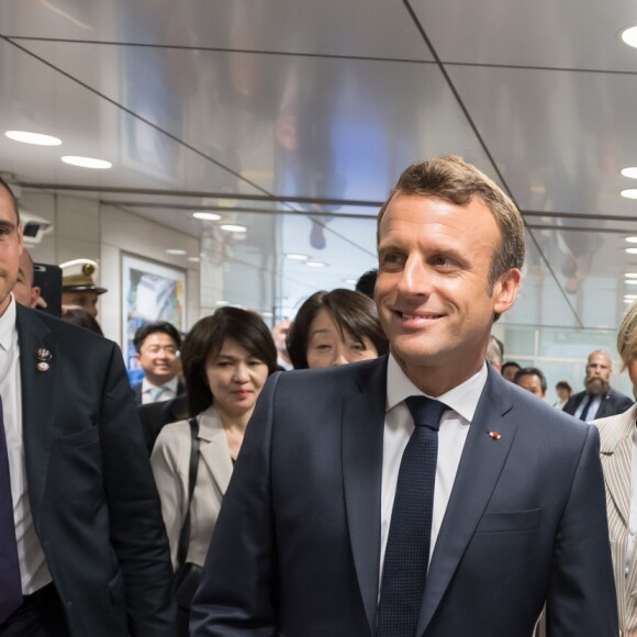 Le président de la République française Emmanuel Macron et sa femme la Première Dame Brigitte Macron arrivent à la gare de Tokyo pour prendre le Shinkansen, le train à grande vitesse japonais, à destination de Kyoto, Japon, le 27 juin 2019. © Jacques Witt/Pool/Bestimage