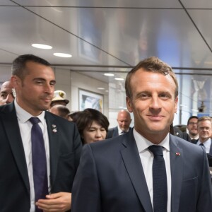 Le président de la République française Emmanuel Macron et sa femme la Première Dame Brigitte Macron arrivent à la gare de Tokyo pour prendre le Shinkansen, le train à grande vitesse japonais, à destination de Kyoto, Japon, le 27 juin 2019. © Jacques Witt/Pool/Bestimage