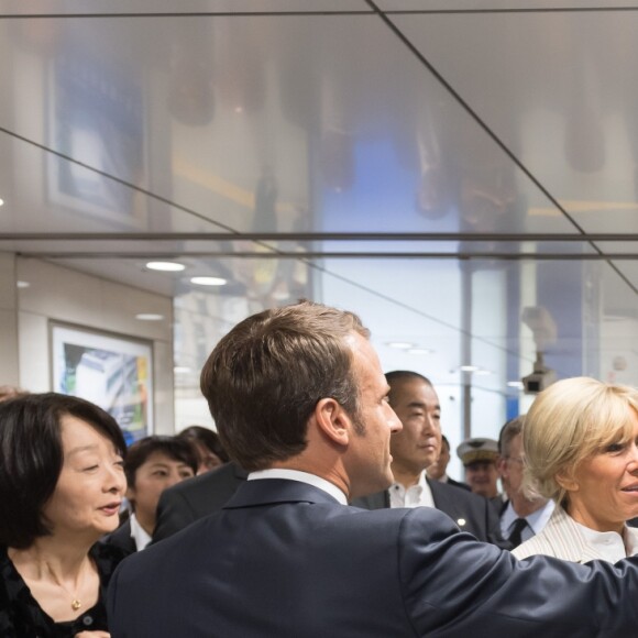 Le président de la République française Emmanuel Macron et sa femme la Première Dame Brigitte Macron arrivent à la gare de Tokyo pour prendre le Shinkansen, le train à grande vitesse japonais, à destination de Kyoto, Japon, le 27 juin 2019. © Jacques Witt/Pool/Bestimage