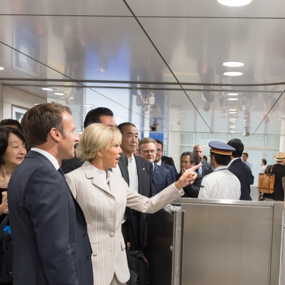 Le président de la République française Emmanuel Macron et sa femme la Première Dame Brigitte Macron arrivent à la gare de Tokyo pour prendre le Shinkansen, le train à grande vitesse japonais, à destination de Kyoto, Japon, le 27 juin 2019. © Jacques Witt/Pool/Bestimage