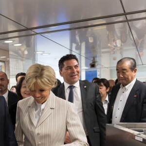 Le président de la République française Emmanuel Macron et sa femme la Première Dame Brigitte Macron arrivent à la gare de Tokyo pour prendre le Shinkansen, le train à grande vitesse japonais, à destination de Kyoto, Japon, le 27 juin 2019. © Jacques Witt/Pool/Bestimage