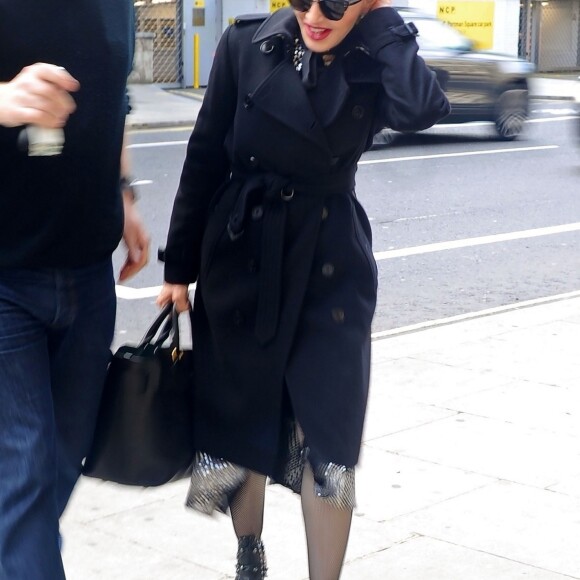 Exclusif - Madonna se promène dans les rues de Londres le 12 juin 2019.  Exclusive - For Germany call for price - London, UNITED KINGDOM - The Iconic American singer-songwriter Madonna seems well prepared for the inclement London weather by wearing a blue mac and dark sunglasses on june 12, 201912/06/2019 - London