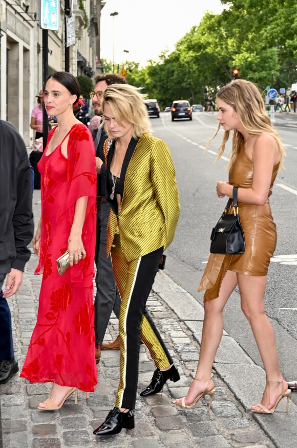 Cara Delevingne et sa petite amie Ashley Benson - Les invités de Zoe Kravitz et de son mari Karl Glusman arrivent au restaurant Lapérouse à Paris pour leur Pre Wedding Party le 28 juin 2019.