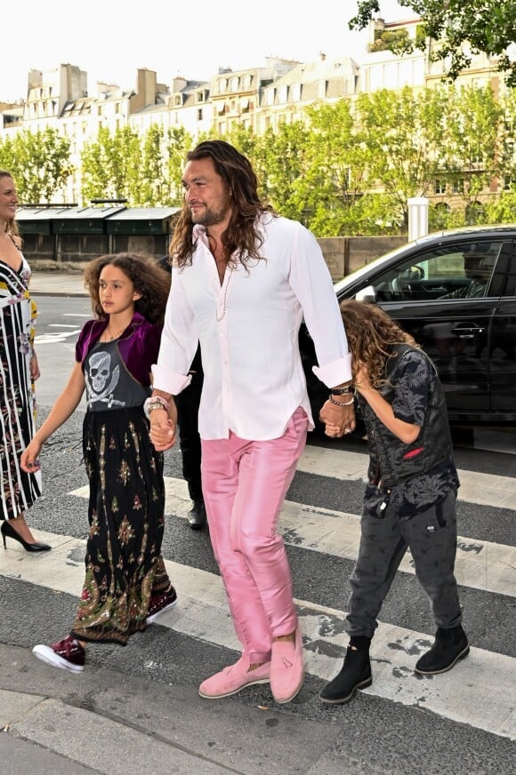 Jason Momoa et ses filles Nakoa et Lola - Les invités de Zoe Kravitz et de son mari Karl Glusman arrivent au restaurant Lapérouse à Paris pour leur Pre Wedding Party le 28 juin 2019.
