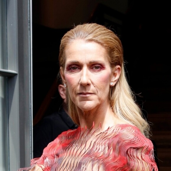 Céline Dion arrive au défilé Iris van Herpen haute couture Automne-Hiver 2019/2020 à Paris, France, le 1er Juillet 2019.