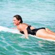  Clio Pajczer fait du surf en Guadeloupe. De belles photos d'elle qui ont malheureusement aussi soulevé des critiques. Janvier 2017. 
  
