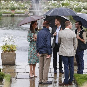 Le prince William, le prince Harry et la duchesse Catherine de Cambridge le 30 août 2017 au Sunken Garden dédié à la mémoire de Lady Diana au palais de Kensington à Londres le 30 août 2017.