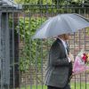 Le prince Harry, le 30 août 2017, déposant de fleurs et observant les témoignages d'affection du public à la mémoire de Lady Di sur les grilles du palais de Kensington, à la veille du 20e anniversaire de sa mort.