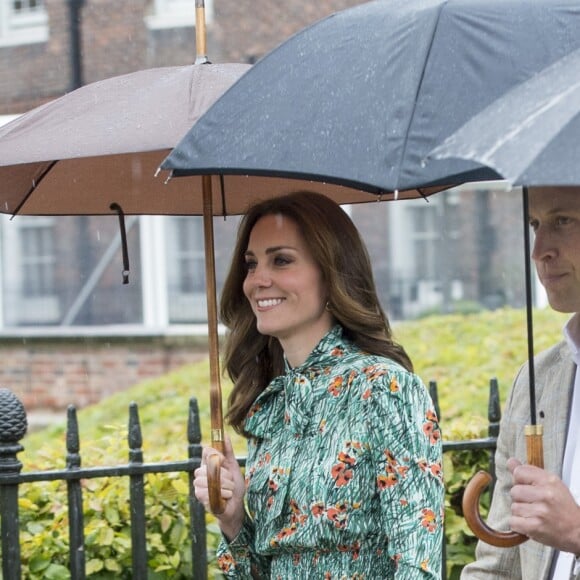 Le prince William, le prince Harry et la duchesse Catherine de Cambridge le 30 août 2017 au Sunken Garden dédié à la mémoire de Lady Diana au palais de Kensington à Londres le 30 août 2017.