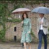 Le prince William, le prince Harry et la duchesse Catherine de Cambridge le 30 août 2017 au Sunken Garden dédié à la mémoire de Lady Diana au palais de Kensington à Londres le 30 août 2017.