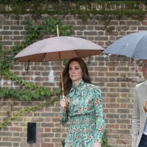 Le prince William, le prince Harry et la duchesse Catherine de Cambridge le 30 août 2017 au Sunken Garden dédié à la mémoire de Lady Diana au palais de Kensington à Londres le 30 août 2017.