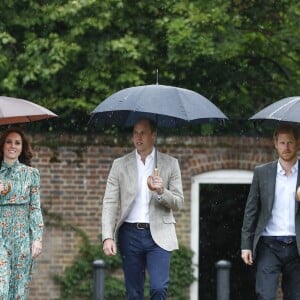 Le prince William, le prince Harry et la duchesse Catherine de Cambridge le 30 août 2017 au Sunken Garden dédié à la mémoire de Lady Diana au palais de Kensington à Londres le 30 août 2017.