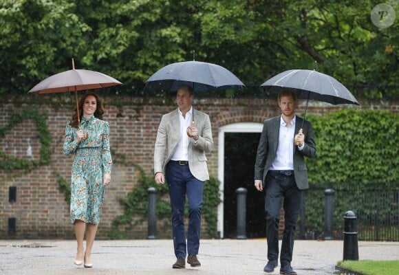 Le prince William, le prince Harry et la duchesse Catherine de Cambridge le 30 août 2017 au Sunken Garden dédié à la mémoire de Lady Diana au palais de Kensington à Londres le 30 août 2017.