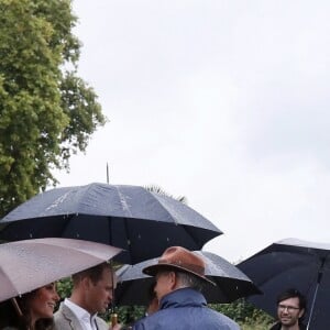 Le prince William, le prince Harry et la duchesse Catherine de Cambridge le 30 août 2017 au Sunken Garden dédié à la mémoire de Lady Diana au palais de Kensington à Londres le 30 août 2017.