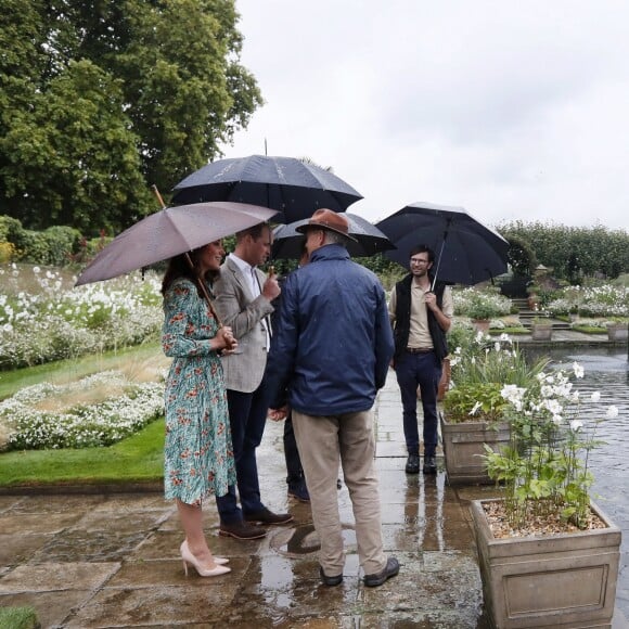 Le prince William, le prince Harry et la duchesse Catherine de Cambridge le 30 août 2017 au Sunken Garden dédié à la mémoire de Lady Diana au palais de Kensington à Londres le 30 août 2017.