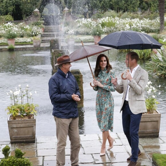 Le prince William, le prince Harry et la duchesse Catherine de Cambridge le 30 août 2017 au Sunken Garden dédié à la mémoire de Lady Diana au palais de Kensington à Londres le 30 août 2017.