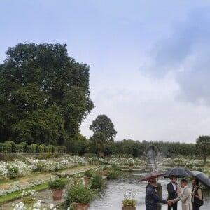 Le prince William, le prince Harry et la duchesse Catherine de Cambridge le 30 août 2017 au Sunken Garden dédié à la mémoire de Lady Diana au palais de Kensington à Londres le 30 août 2017.