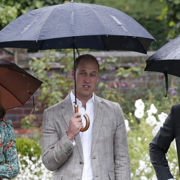 Le prince William, le prince Harry et la duchesse Catherine de Cambridge le 30 août 2017 au Sunken Garden dédié à la mémoire de Lady Diana au palais de Kensington à Londres le 30 août 2017.