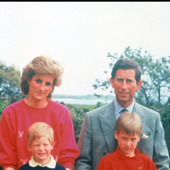 Lady Di, le prince Charles et les princes William et Harry en juin 1989 en vacances dans les îles Scilly.