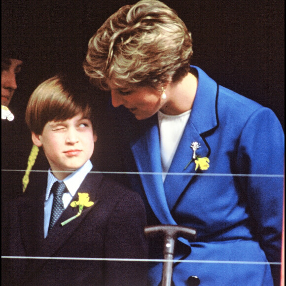 Le prince William avec sa mère Lady Diana en mars 1991 à Cardiff, son premier déplacement officiel.